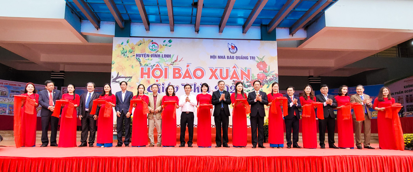 L&atilde;nh đạo tỉnh, c&aacute;c cơ quan ban ng&agrave;nh c&ugrave;ng cắt băng khai mạc